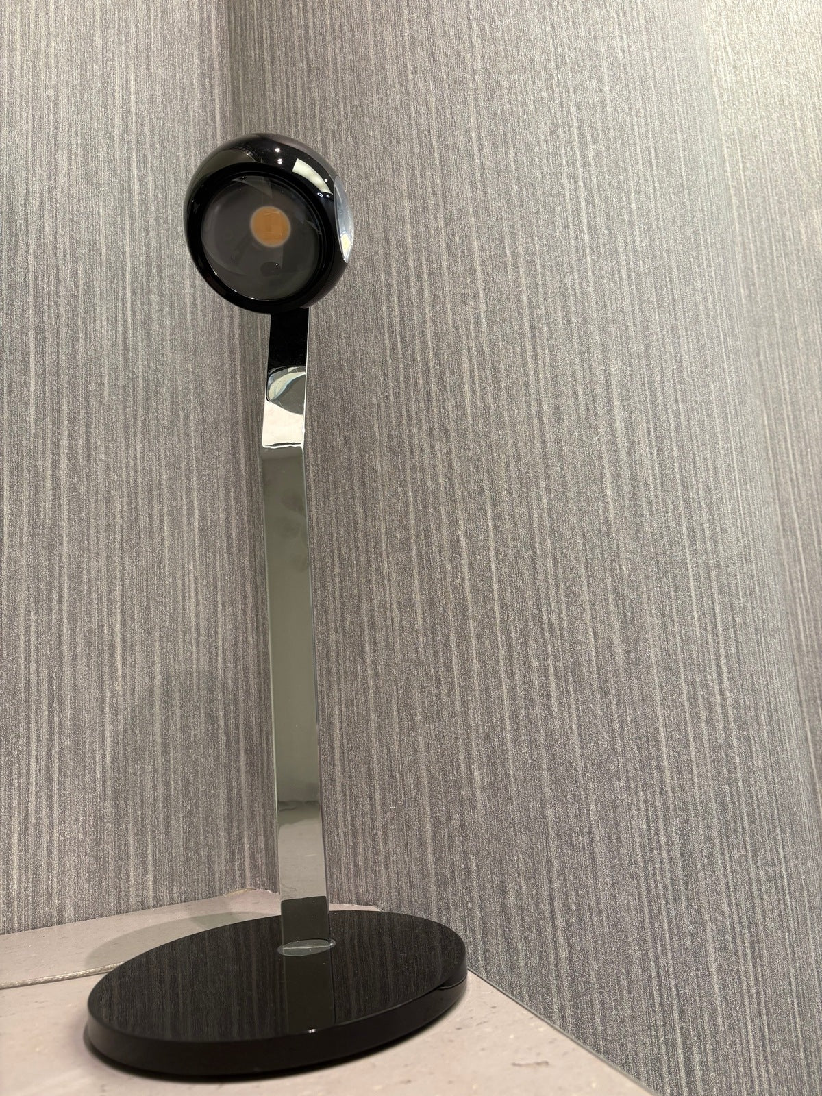 Occhio - Tischleuchte io 3d Tavolo schwarz/chrom - Ausstellungsware