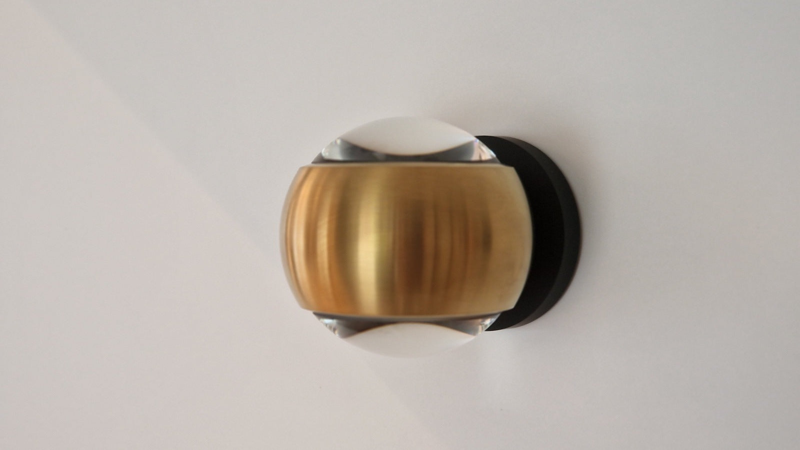 Occhio - Wandleuchte io verticale Kopf bronze Base schw. - Austellungsware
