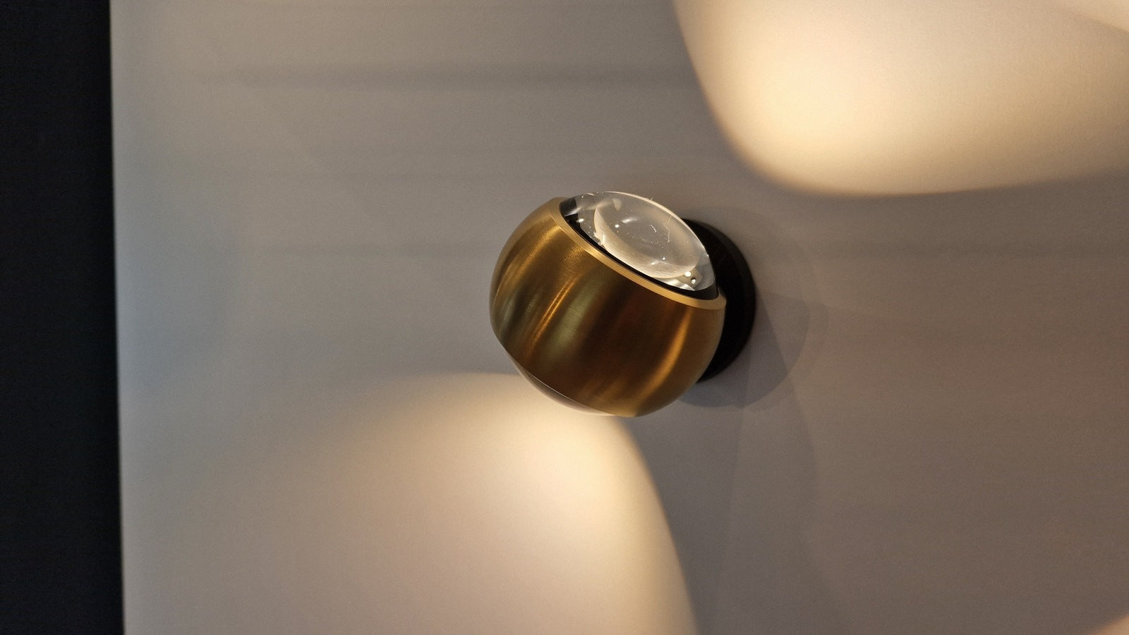Occhio - Wandleuchte io verticale Kopf bronze Base schw. - Austellungsware