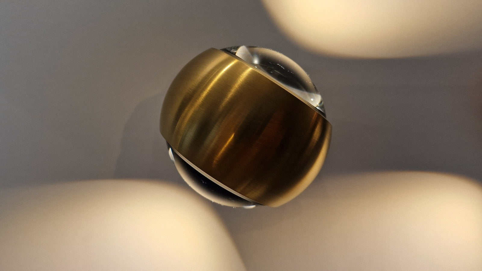 Occhio - Wandleuchte io verticale Kopf bronze Base schw. - Austellungsware