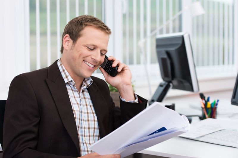 Mann mit Telefon